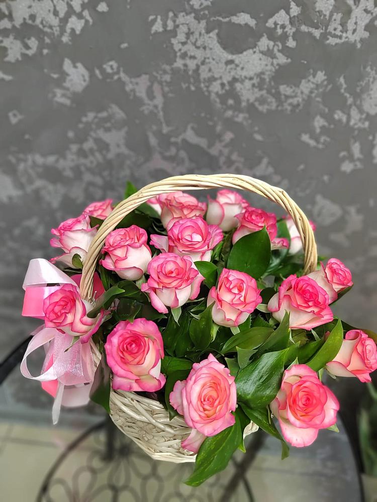 Цветочная композиция из Розы в корзине в Красном Холме Тверской области