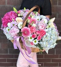 Цветочная композиция из Розы, Хризантемы, Пионы и Лизиантусы в корзине в Красном Холме Тверской области