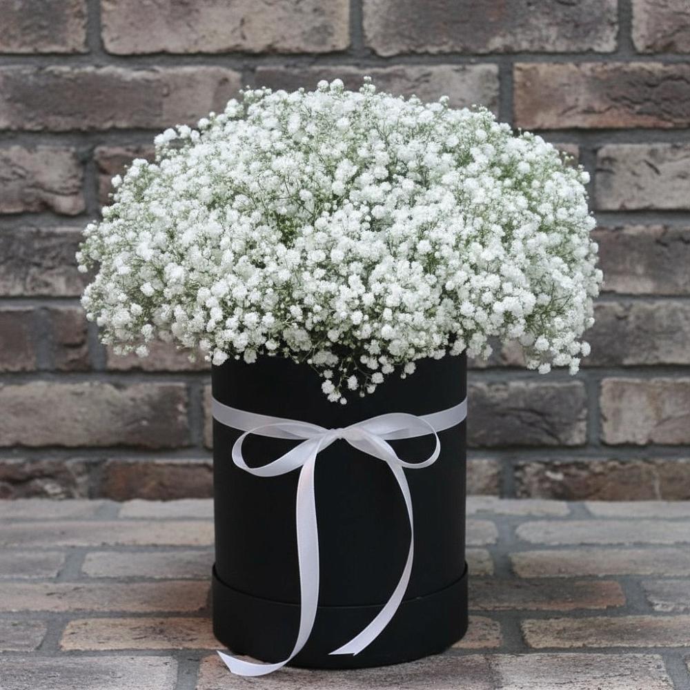 Цветочная композиция из Гипсофила в шляпной коробке в Красном Холме Тверской области