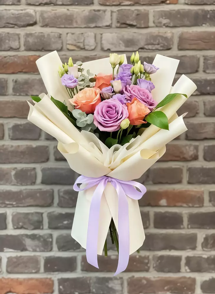 Букет цветов из: Лизиантусы и Розы в Красном Холме Тверской области