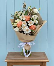 Букет цветов из:  Альстромерии, Лизиантусы, Розы и Хризантемы в Красном Холме Тверской области