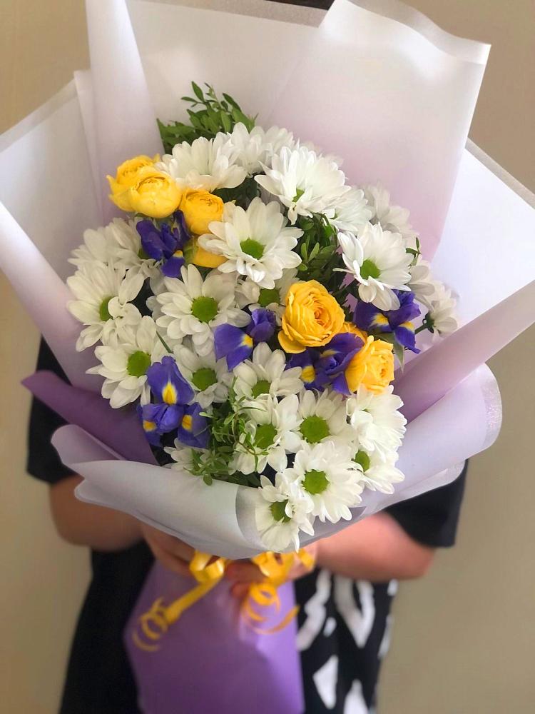 Букет цветов из: Ирисы, Хризантемы и Розы в Красном Холме Тверской области