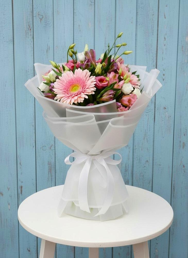 Букет цветов из: Герберы, Альстромерии и Лизиантусы в Красном Холме Тверской области