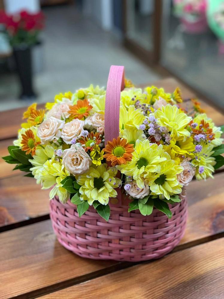 Цветочная композиция из Хризантемы и Розы в корзине в Красном Холме Тверской области