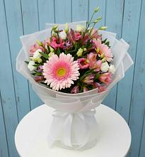 Букет цветов из:  Герберы, Альстромерии и Лизиантусы в Красном Холме Тверской области