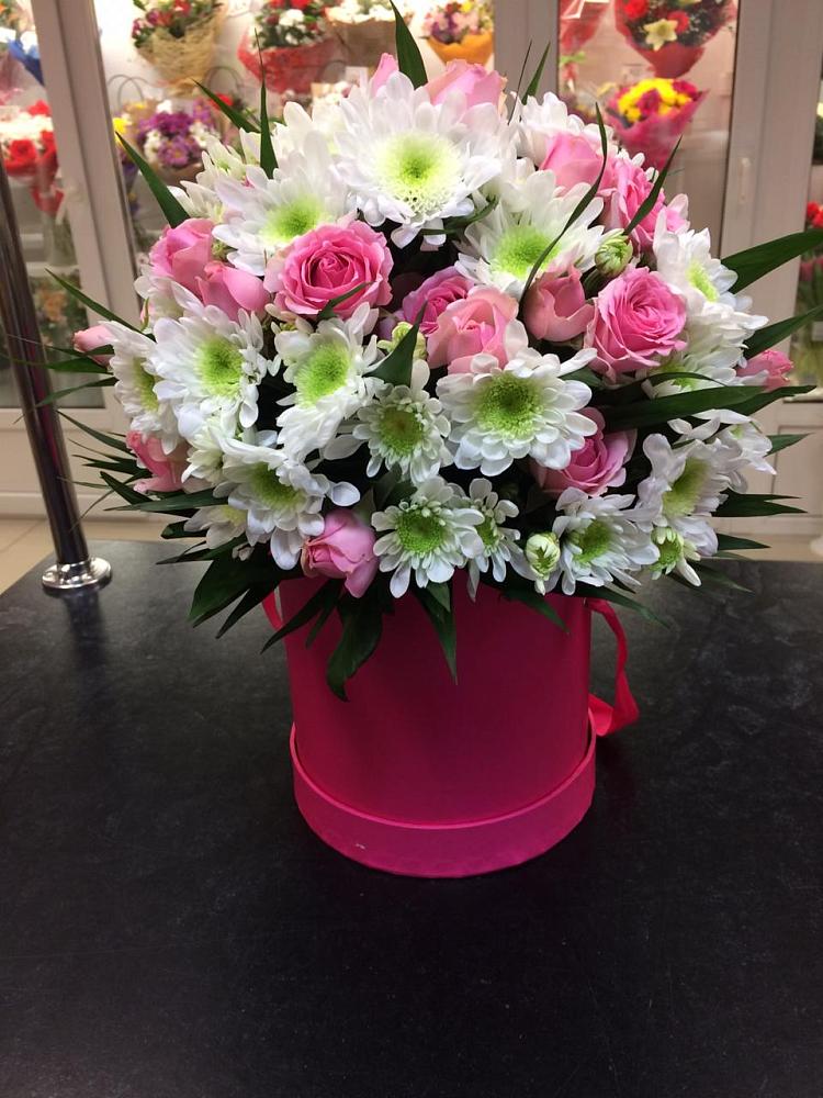 Цветочная композиция из Розы и Хризантемы в шляпной коробке в Красном Холме Тверской области