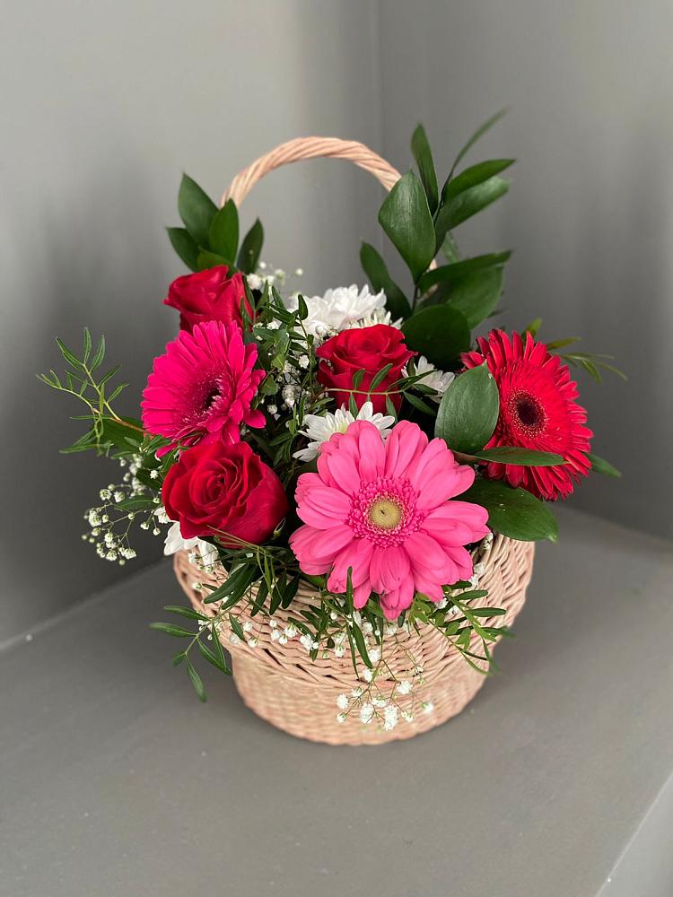 Цветочная композиция из Розы, Хризантемы и Герберы в корзине в Красном Холме Тверской области