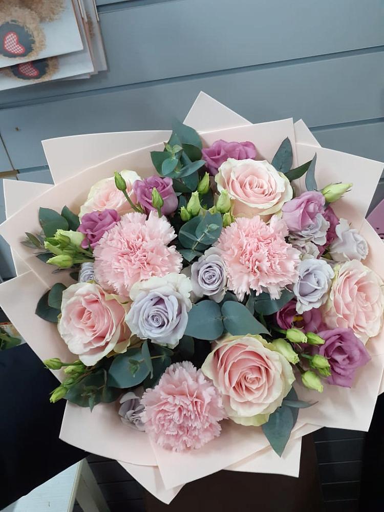 Букет цветов из: Розы, Гвоздики и Лизиантусы в Красном Холме Тверской области